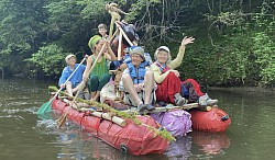 Plein de radeaux rafts solides rivières et mers